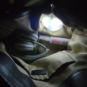 Érintésre aktiválódó LED bájtszázs táskákhoz, hátizsákokhoz és kulcsokhoz | HEARTIGLO